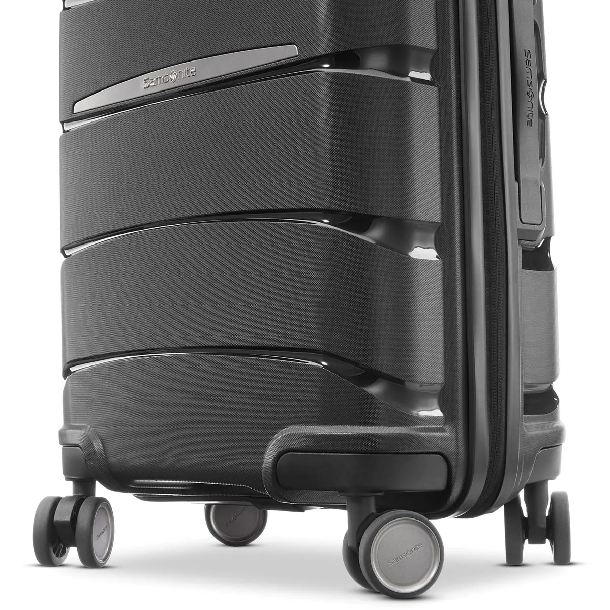 Samsonite Outline Pro 22x14x9 Carry On Spinner